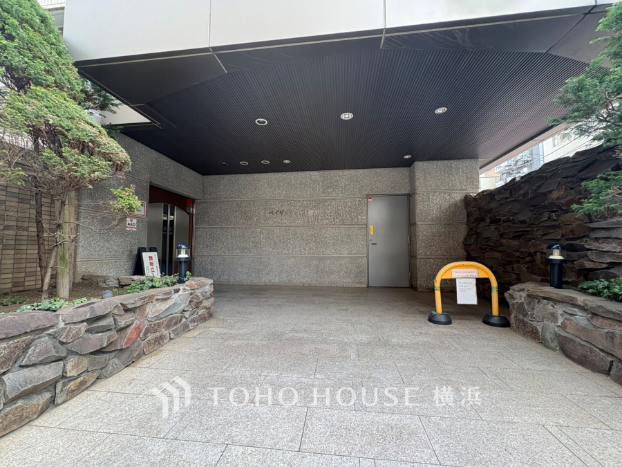 植栽の位置や開放的なエクステリアも含めて美しくトータルにデザインされています。時間のゆとりと空間、爽やかな陽光がもたらす光と風を贅沢なまでに感じる暮らしが始まります。