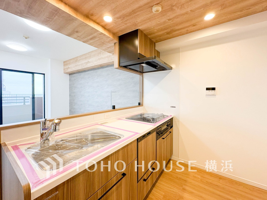 新規交換された清潔感溢れるシステムキッチン。リビングが見渡せる開放的な対面式キッチンです。
