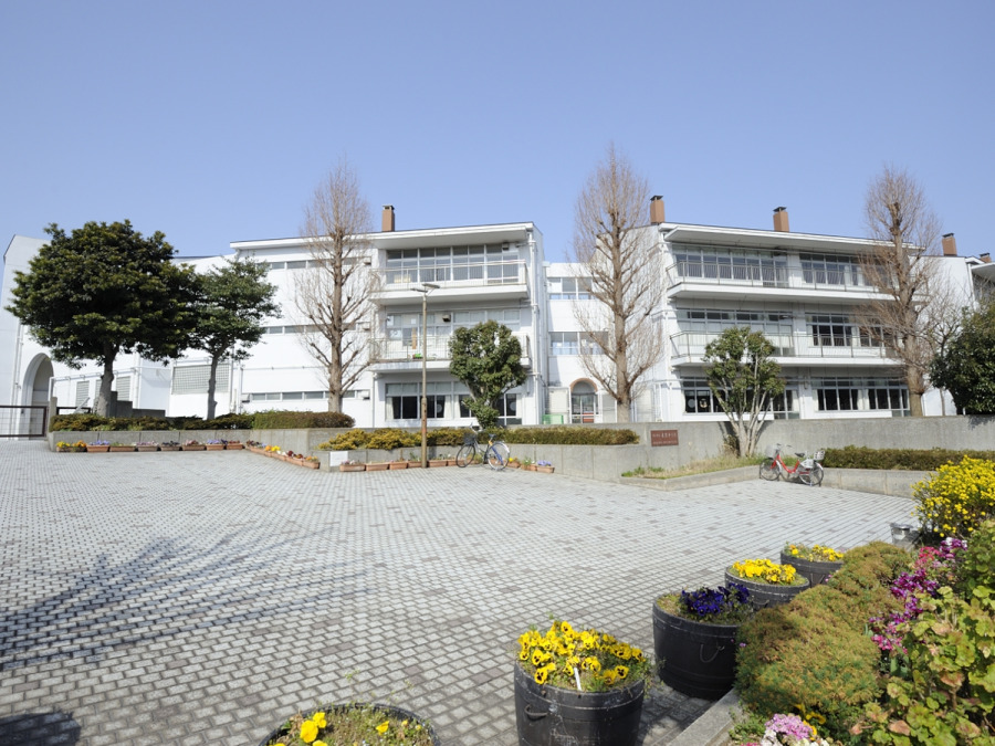 横浜市立本牧中学校: 約850m