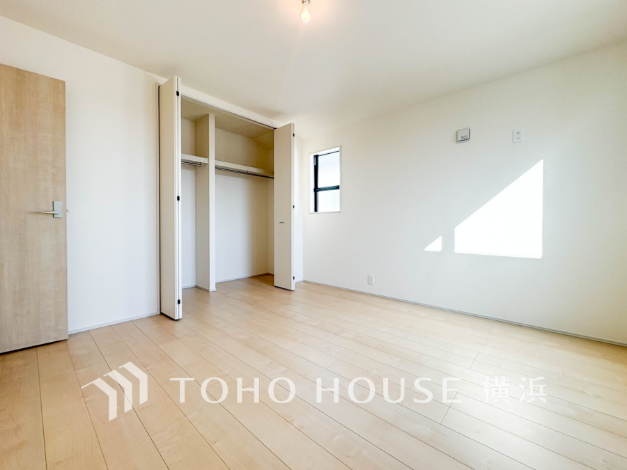 自然光が差し込む明るい洋室。大容量クローゼット付きで収納力も充実したシンプルで使いやすい空間です。