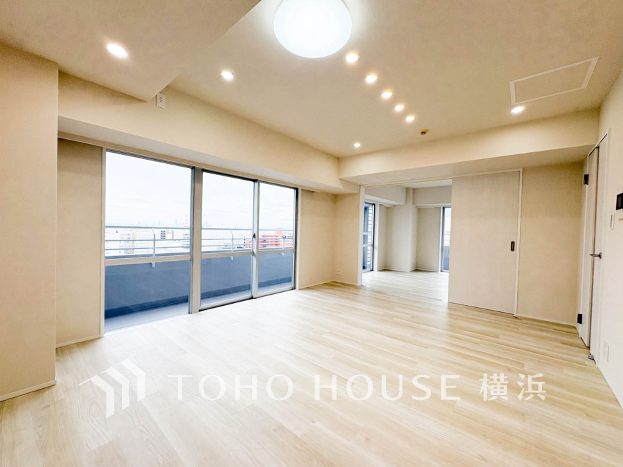 南向きの大きな窓からたっぷりと光が入る明るいLDK。落ち着いた雰囲気に包まれた空間です。
