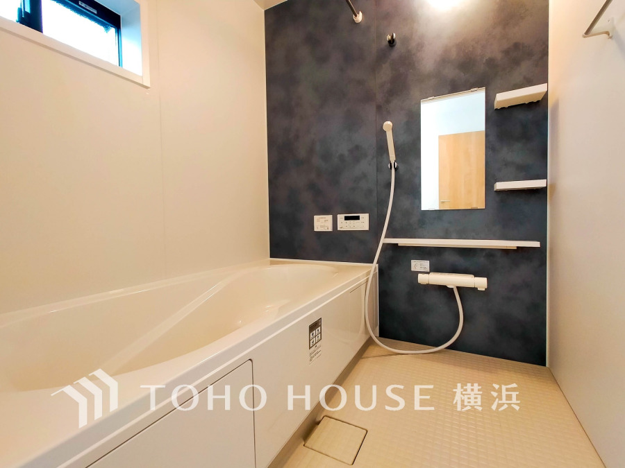 ◆質感が奏でる時間◆心落ち着く時間へ導くシックなカラーのパネルと流麗なデザインの高級感を感じる浴室。疲れを癒す場所だからこそ、心も体もオフになる時間を。