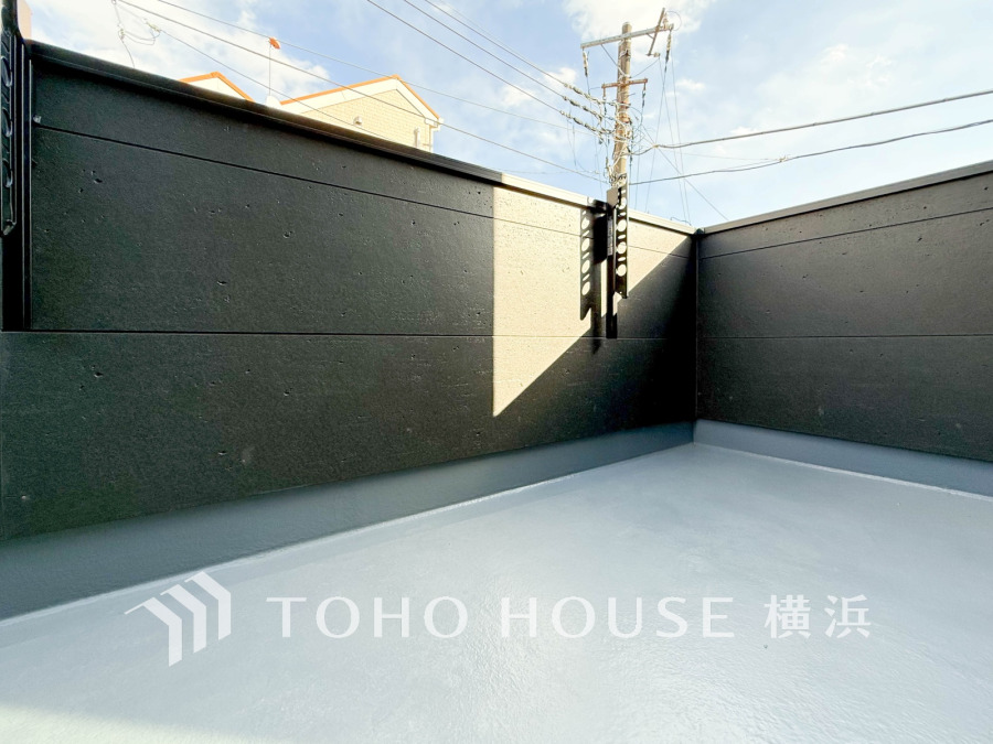 この開放感ある眺望と共に閑静な住宅街の季節感を演出する四季折々の変化を楽しめる心地よい場所となることでしょう。