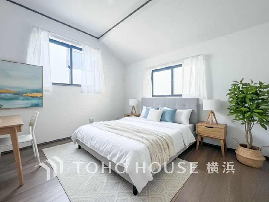 大きな窓からは快適な光を取り入れ、通気性能を上げる事で居心地の良い空間を演出します。多くの時間を過ごす住まいだからこそ、いつも快適な場所であるように心掛けています。（家具はAI加工です）