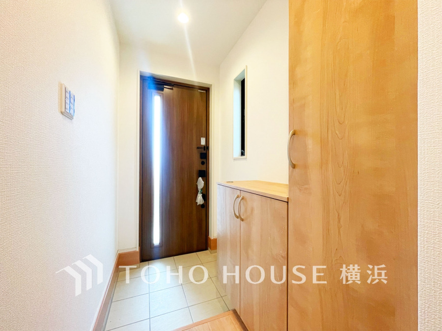 陽射しの入る明るい玄関で一日の始まりも爽快に。