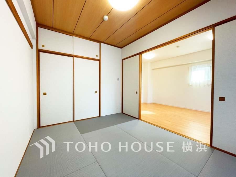 十分な収納力のある押入れを設置した6帖の和室。引き戸を開け放してLDK空間を共有しながら開放的に使うこともできます。