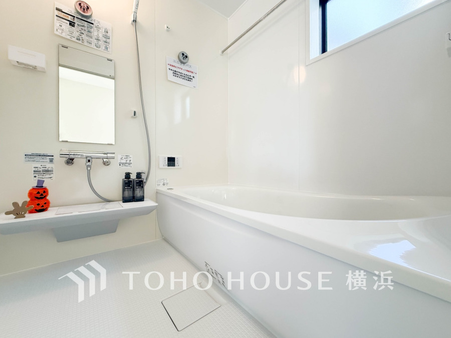 心地よいリラックスを叶える清潔感溢れる美しい空間。快適で機能的なバスルームです。
