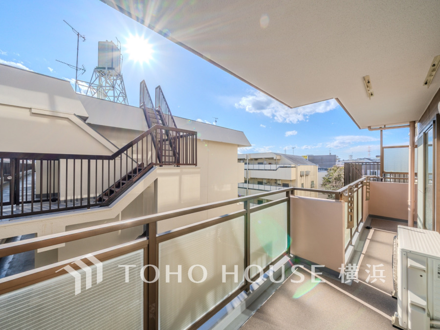 お部屋全体を囲むように広く取られたL字バルコニーから室内に光と風を取り込みます。
