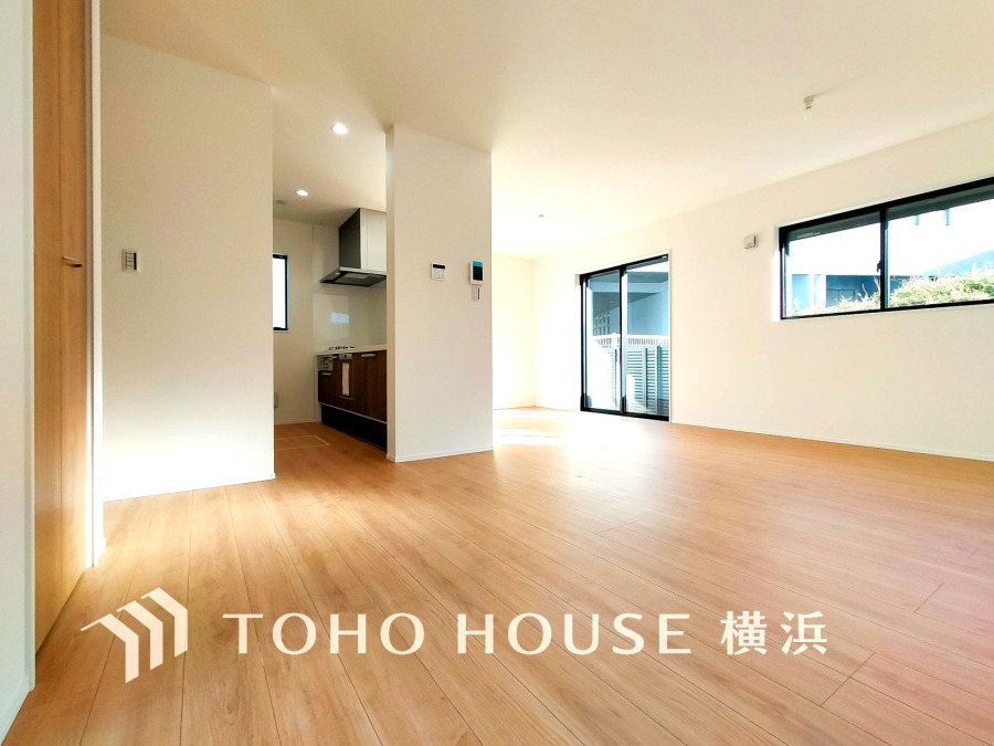 広々としたリビング・ダイニングは、光が広がるシンプルさがお洒落な内装。落ち着いた雰囲気に包まれて、伸びやかな空間のなかで、ゆったりと家族団らんのひとときを過ごせます。