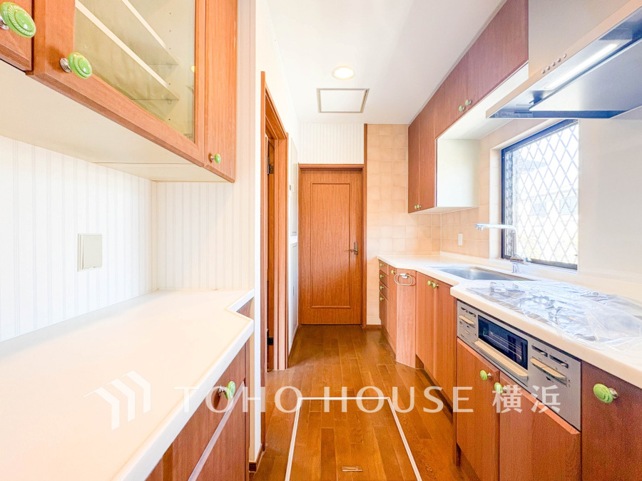 明るく清潔感のあるキッチンは収納豊富で使いやすく、家事効率を高める設計が魅力です。