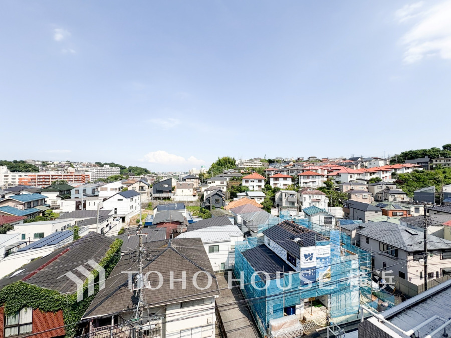 開放感があり、遮るものもなく気持ちのいい景色が広がります。お部屋にも爽やかな風と暖かく柔らかな日差しが差し込み、毎日の暮らしを豊かに彩ります。