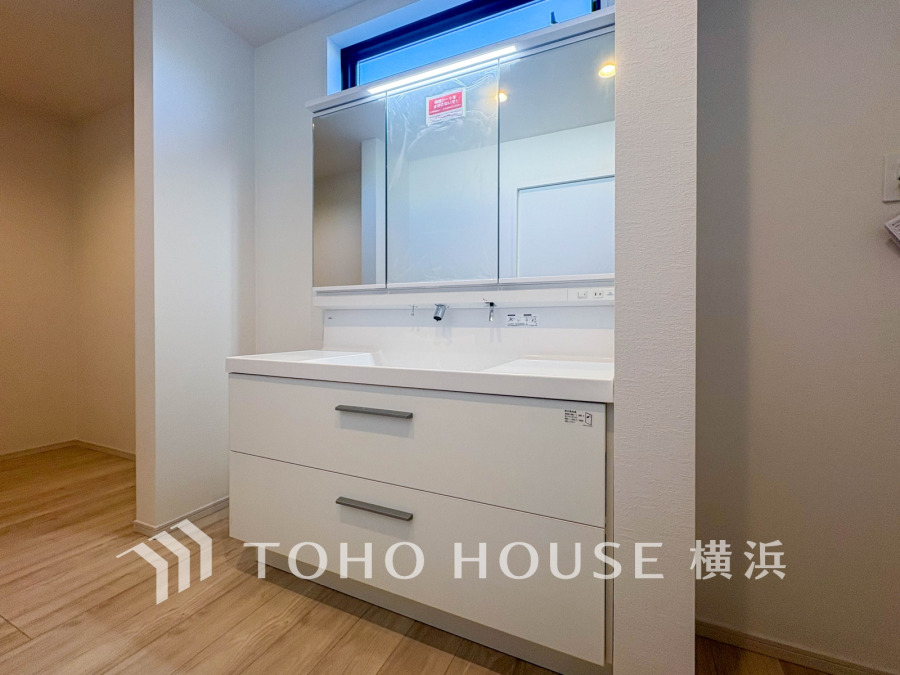 十分な大きさの洗面台は、身だしなみチェックや歯磨きなど、朝の慌ただしい時間でも余裕とゆとりを感じて頂けます。