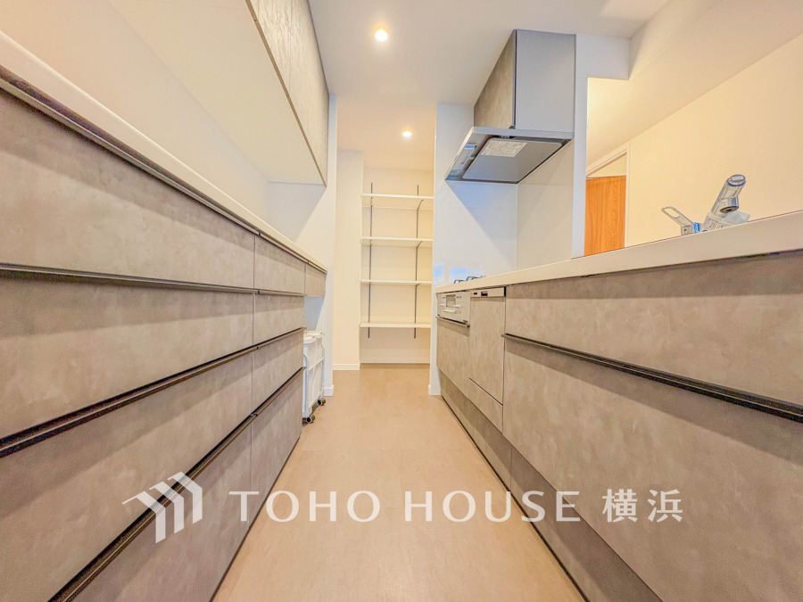 収納力抜群のシステムキッチン。使いやすい動線と豊富な収納で、毎日の調理を快適にサポートします。