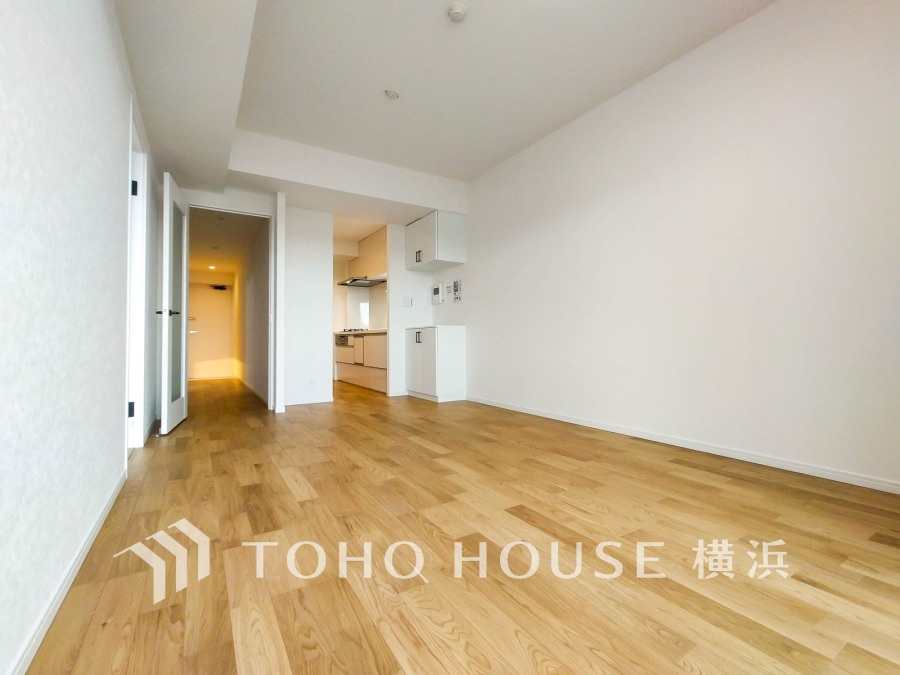 ナチュラルな木目フローリングと白壁が調和した明るいリビング。シンプルで使いやすい間取りです。