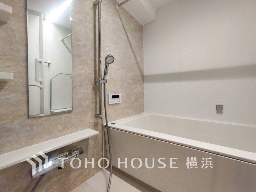 上質が感じられる質感とカラーリングで、清潔な空間美を実現。一日の疲れが癒される優雅なバスタイムを堪能できるゆとりあるバスルームです。