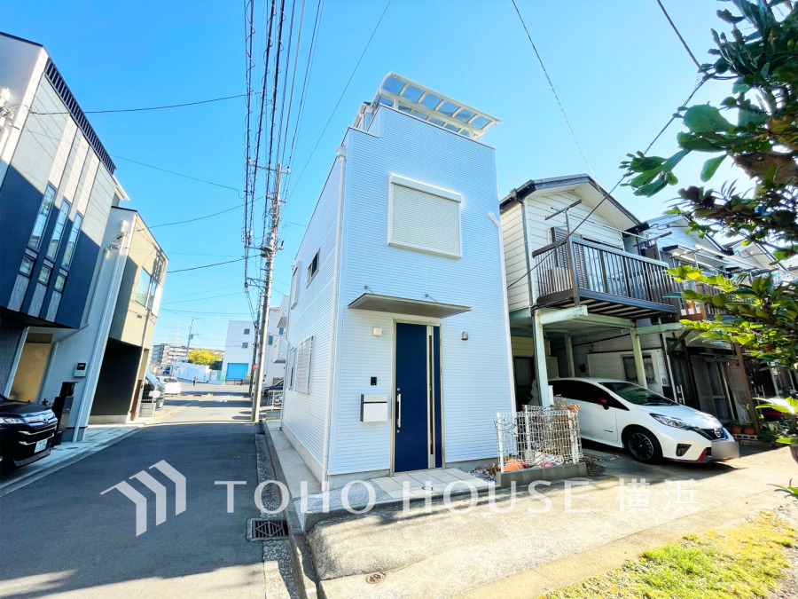 青空に映えるスタイリッシュな邸宅。静かな住宅街の角地に立ち、日当たり良好です。