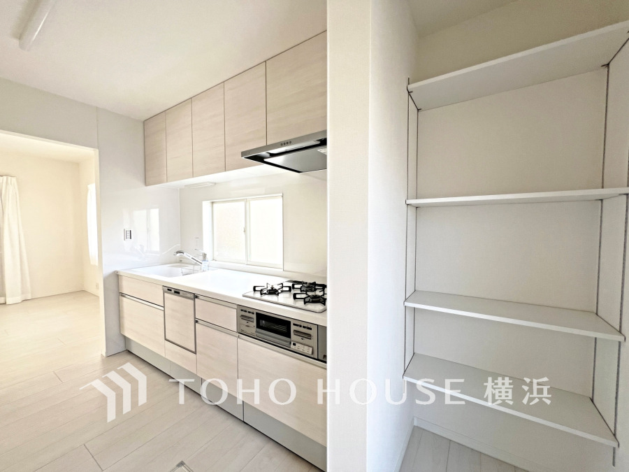 新規交換されたキッチンは、食洗機・浄水器付き。美しさと機能性が一つになったキッチンです。
