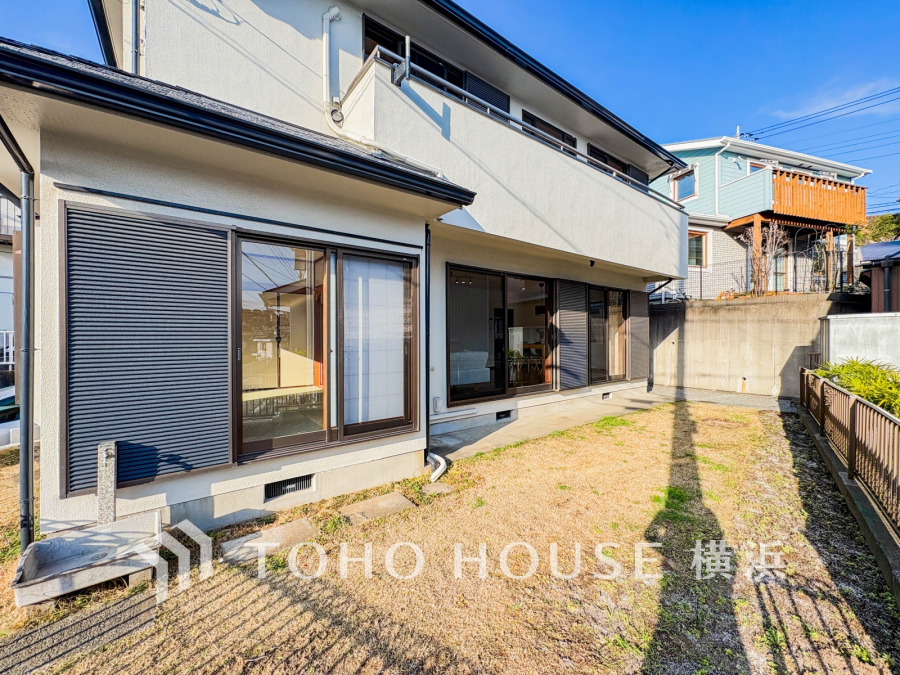 陽当たり良好な南庭付き。開放感あふれる大きな窓から、室内にたっぷりの自然光が差し込みます。