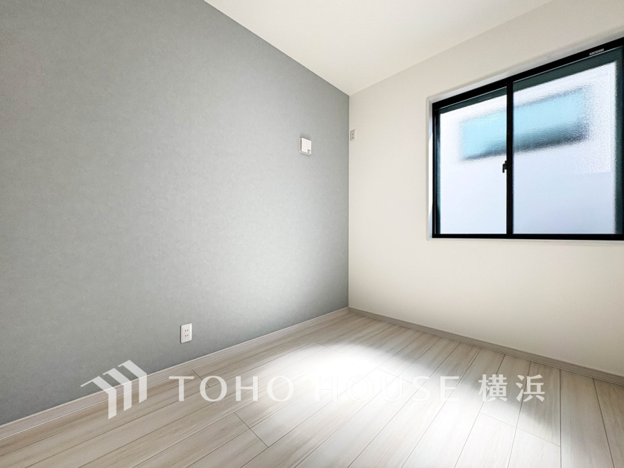 大きな窓からたっぷりと陽光が注がれる明るい空間。家族の成長に対応できる永住仕様の間取り。時を忘れて過ごす場所として過ごせるお部屋