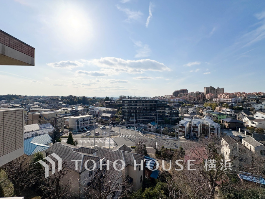 手を伸ばせば、ふれることが出来そうな環境が、そのままインテリアになったような印象です。その豊かな眺望にふさわしい空間には、通風・採光にも優れ、心地よい光と風があふれています。