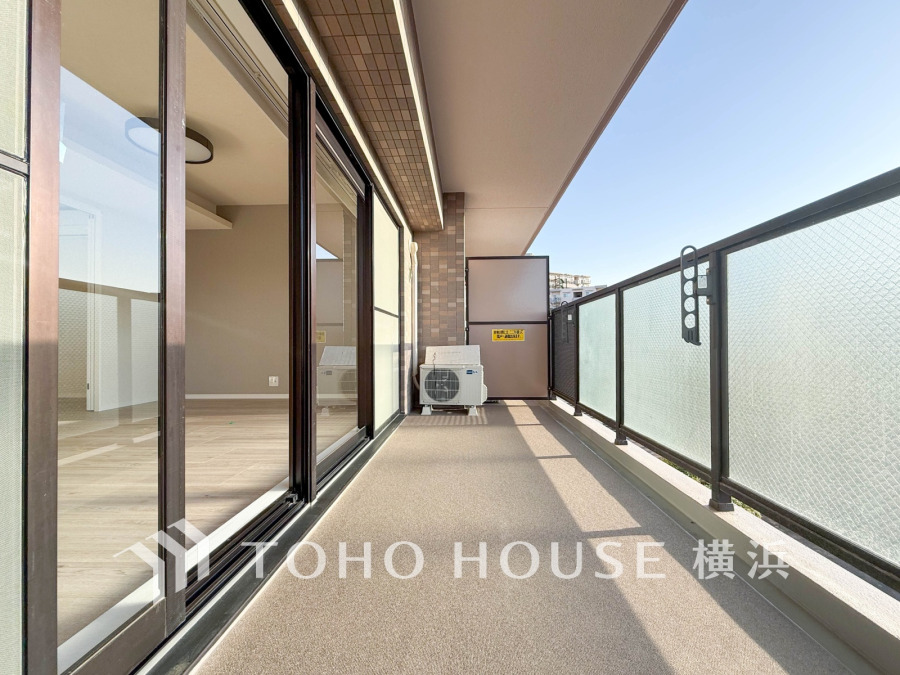 陽当たり良好な広々バルコニー。リビングとつながり開放感あふれる快適な空間を実現しています。