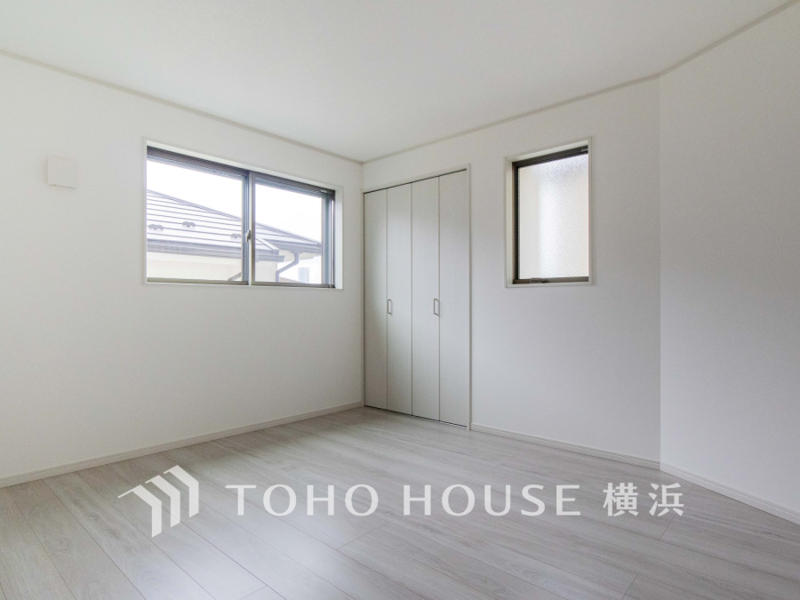 大きな窓からは快適な光を取り入れ、通気性能を上げる事で居心地の良い空間を演出します。多くの時間を過ごす住まいだからこそ、いつも快適な場所であるように心掛けています。