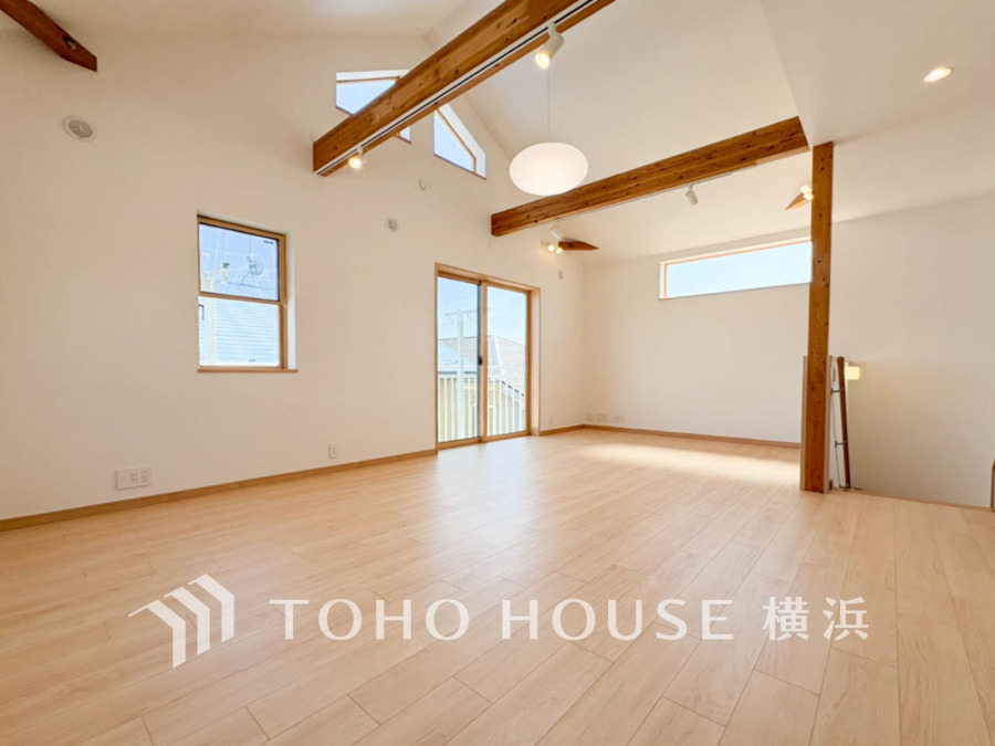 開放的な広さと2面採光がもたらす、光溢れ豊かな居住空間はこの住まいのクオリティを感じさせてくれます。豊かな時間が流れるこの場所に暮す喜び