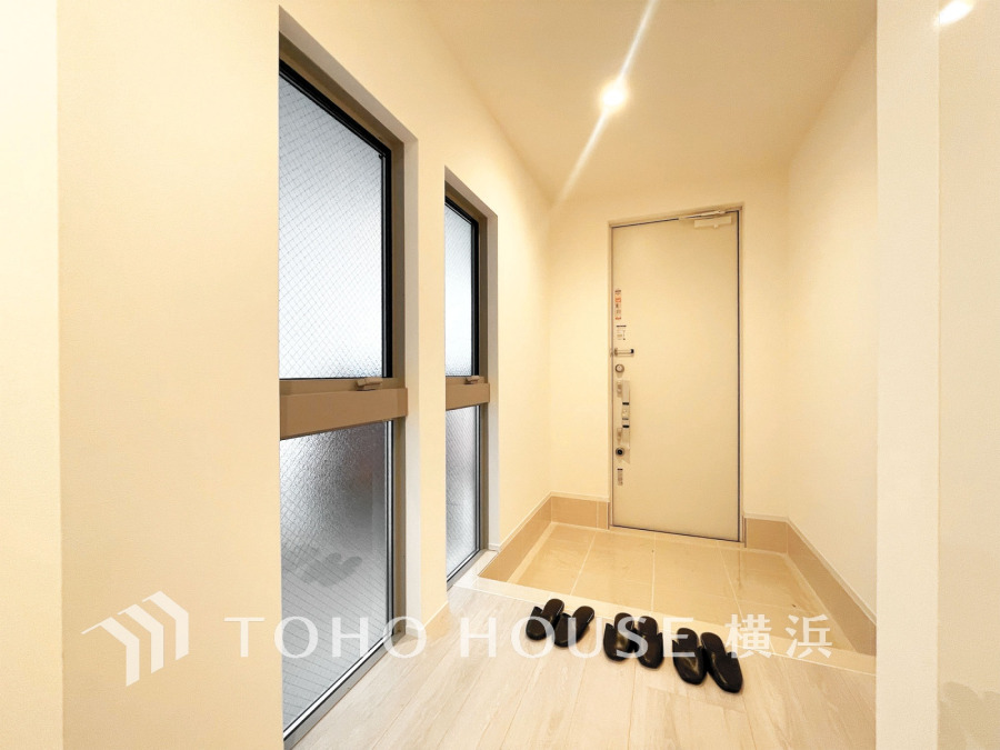 豊かなプライベートタイムへ誘うモダンテイストな玄関。デザインや素材が美しい調和を奏でている空間です。お客様をお迎えする玄関は落ち着いた雰囲気です。