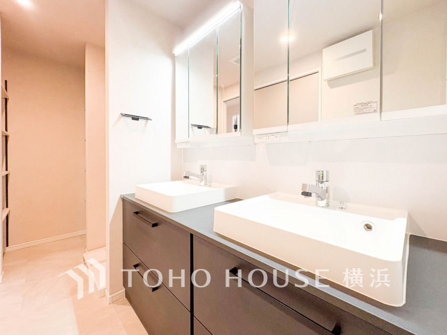 スタイリッシュなダブル洗面台で朝の身支度もスムーズ。収納豊富で清潔感ある空間設計です。