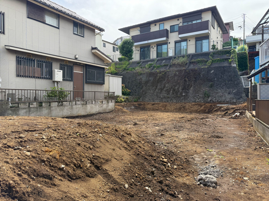 閑静な住宅街の陽当りに恵まれた土地。たくさんの想いが美しいカタチに彩られた時、そこにはひと時のくつろぎが生まれ、ゆっくりと愛着が育まれていきます。
