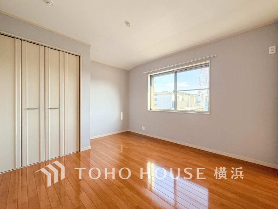 たっぷりの収納を備えた洋室。プライベートな自分時間を快適に過ごせるお部屋です。
