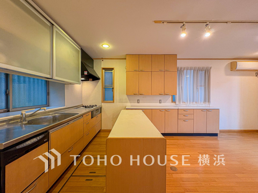 長い時間滞在するキッチンだからこそ、食事の準備を楽しい時間に、忙しい時でもスムーズに無駄なく作業できる、お手入れも簡単にできるなど、毎日を楽しくするキッチンスペースに仕上げました。