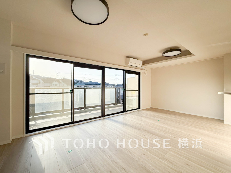 明るく開放的な空間が広がるLDK。室内には豊かな陽光が注ぎ込み、爽やかな住空間を演出。ホームパーティーでもゲストと一緒に料理を楽しみながら楽しい時間を過ごせそう。