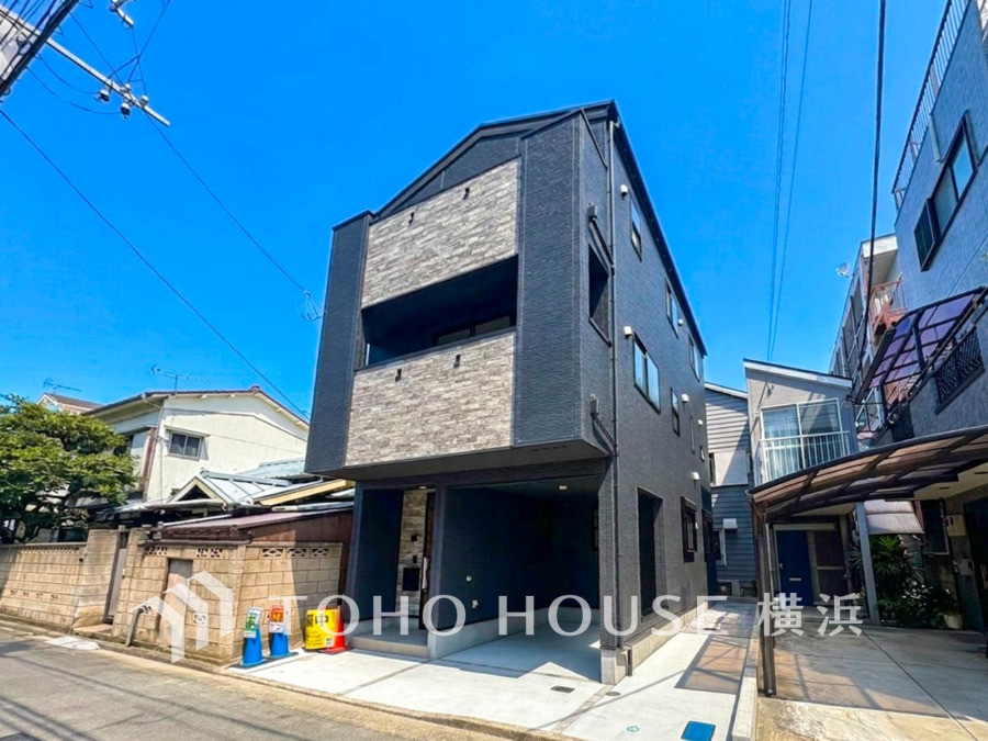住む人を映し出す洗練された佇まいは、いつまでも輝き続けながらいつしか街の風景に溶け込んでいきます。