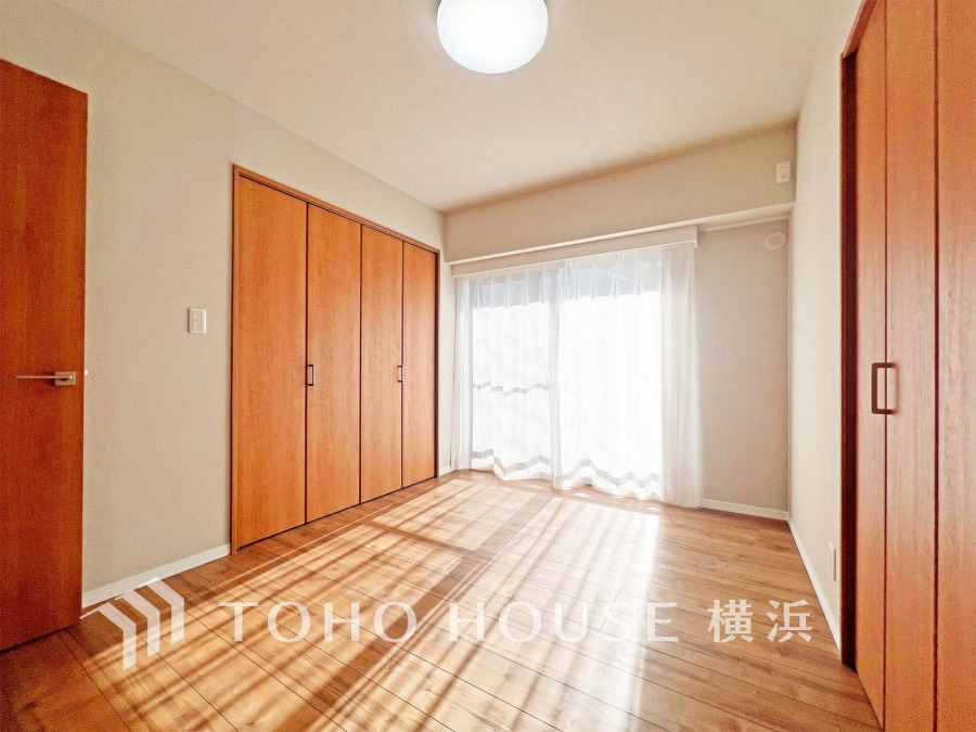 過ぎ行く時間をゆったりと感じることができる落ちついたプライベートルーム。リビングで楽しく過ごした後はゆっくり寛ぎの時間を満喫できます。静かな環境でリラックスタイムを愉しんで。