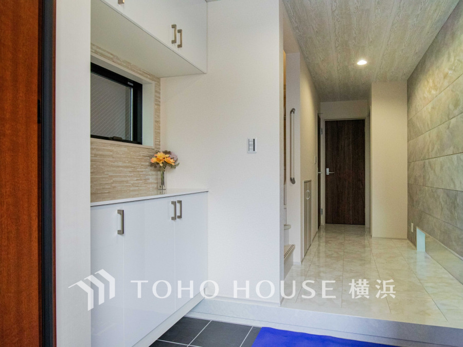 お客様をお迎えする玄関は落ち着いた雰囲気。帰り着くたびに洗練されたテイストの空間に迎えられ誇りと喜びを感じる玄関まわりです。