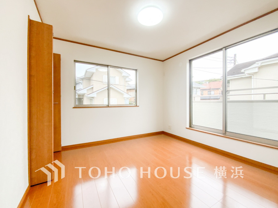 穏やかな風と陽光を導き、プライバシーに配慮された設計プランを採用し、居住性を一段と心地よいものにしています。明るく開放的な空間を演出しております。