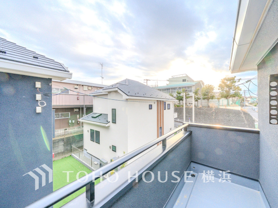 たっぷりの陽光が差し込むバルコニー。健やかな暮らしを守る太陽の恵みを存分に享受できます。爽やかな風と暖かな陽射しが紡ぐハーモニーが日々の暮らしのBGMになることでしょう。