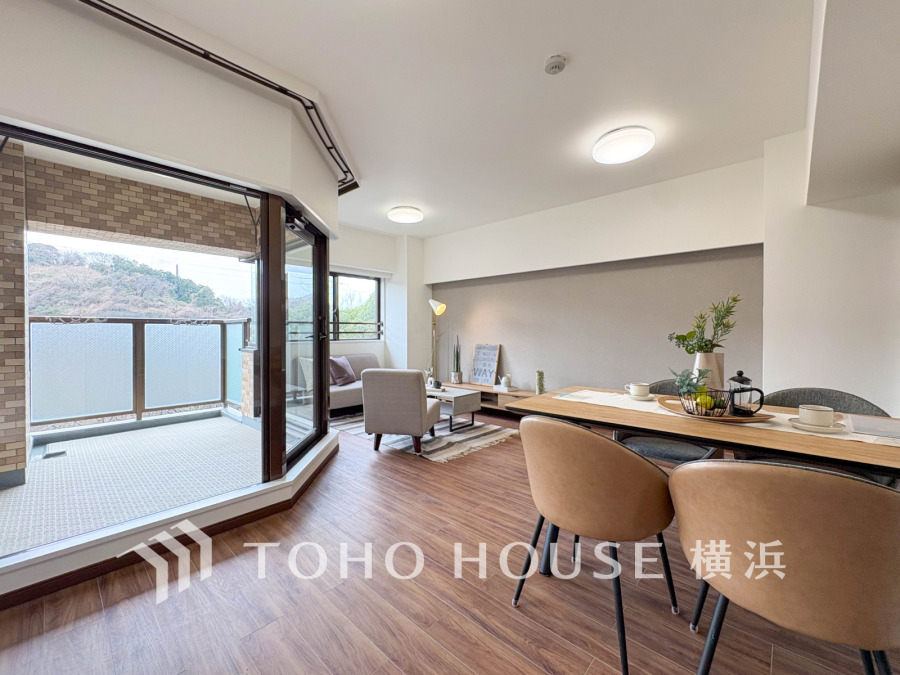 明るく開放的な空間が広がるLDK。室内には豊かな陽光が注ぎ込み、爽やかな住空間を演出。
