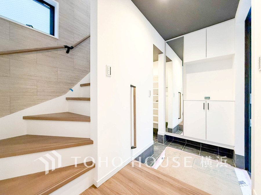 居住者の帰り、訪れる方を優しく迎え、やすらぎに満ちた生活空間を予感させる。健やかな暮らしを楽しめそう。