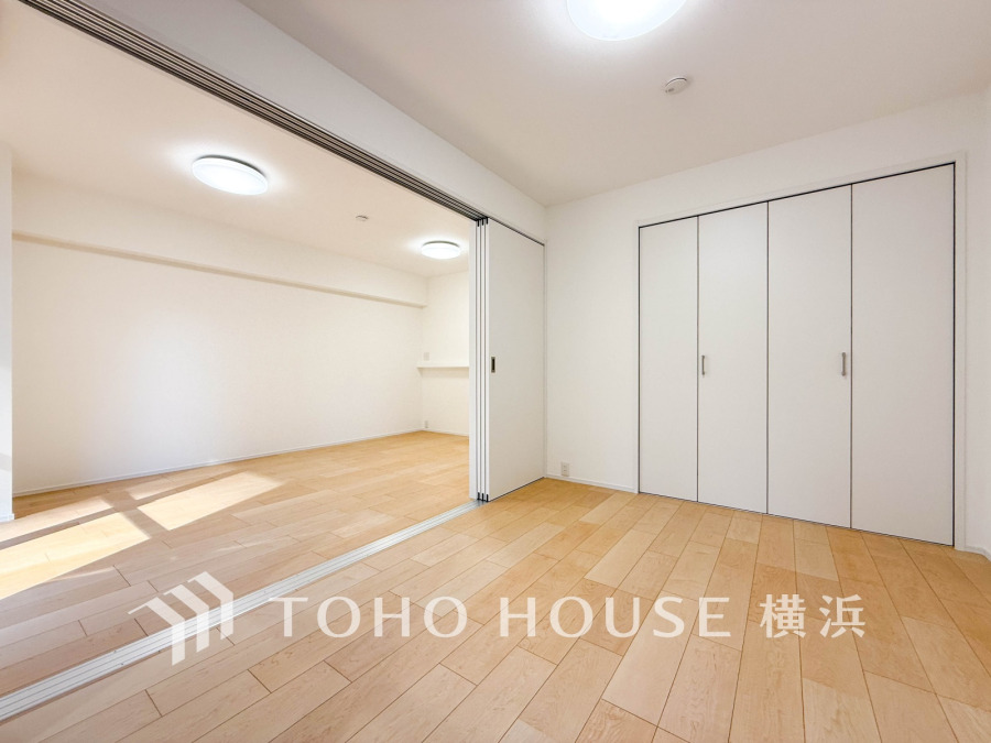 明るい光が差し込む広々とした空間。可動式の間仕切りで多様な使い方が可能です。収納も充実しています。