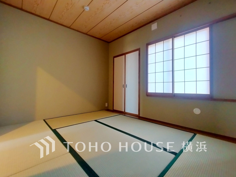 落ち着いた和の空間。障子から柔らかな光が差し込み、畳の香りが心地よい癒しの和室です。