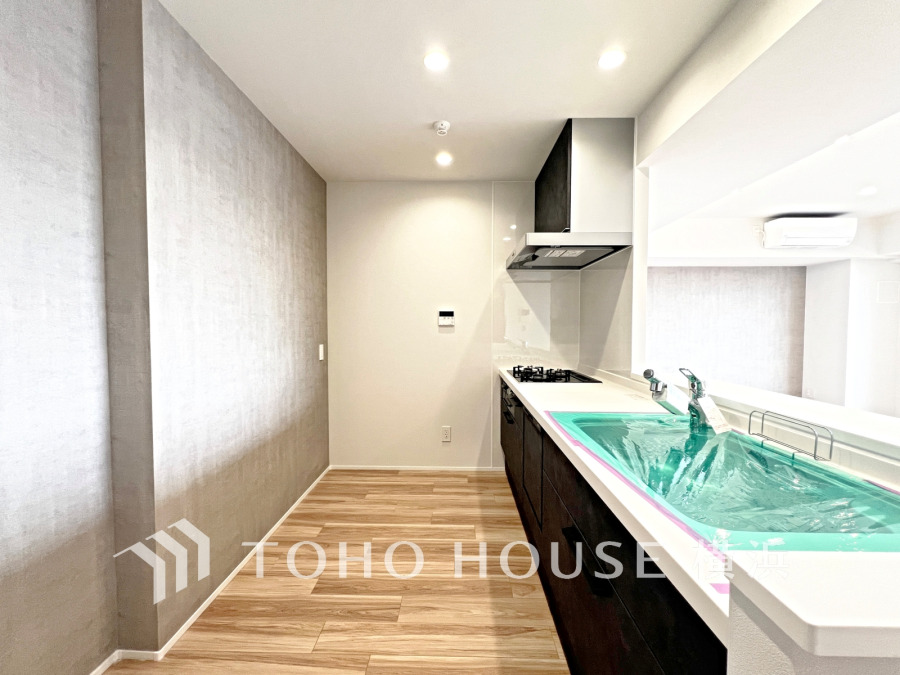 プライベートスペースを彩るインテリアとしての美と、快適な日常を支える機能性と強さがひとつになったキッチンです。開放的な対面カウンターキッチンはリビングと一体感のある空間。