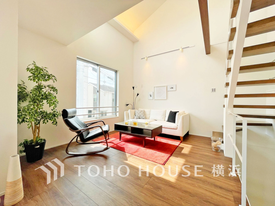 開放的な吹き抜け空間は大きな窓から光が差し込む明るい空間です。
