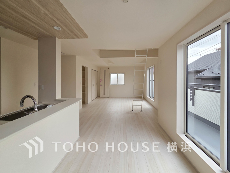 光と風が溢れる開放的なリビングダイニングには自然と家族みんなが集まってきます。明るく穏やかな空気の中で飲んだり、食べたり、笑ったり。