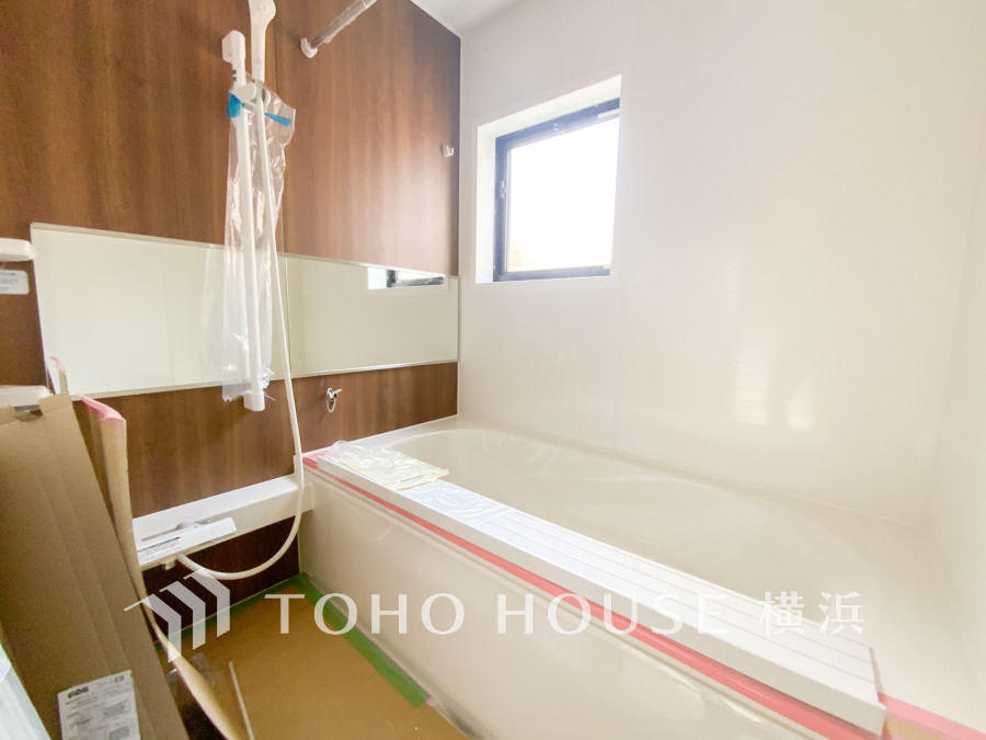 心地よいリラックスを叶える清潔感溢れる美しい空間。快適で機能的なバスルームです。
