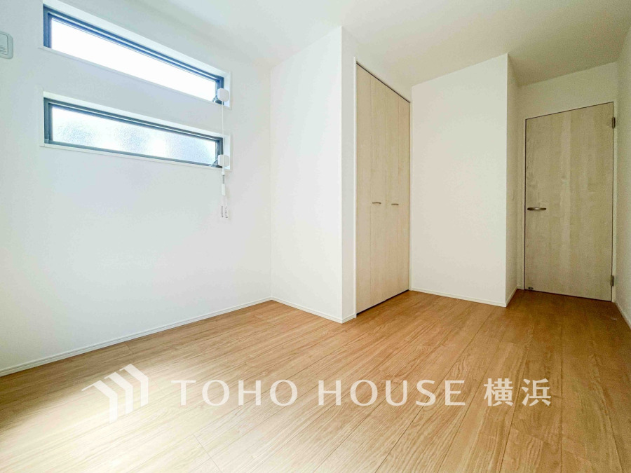 穏やかな風と陽光を導き、プライバシーに配慮された設計プランを採用し、居住性を一段と心地よいものにしています。明るく開放的な空間を演出しております。