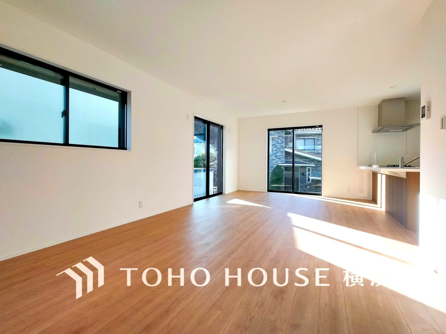 明るく開放的な空間が広がるLDK。室内には豊かな陽光が注ぎ込み、爽やかな住空間を演出。
