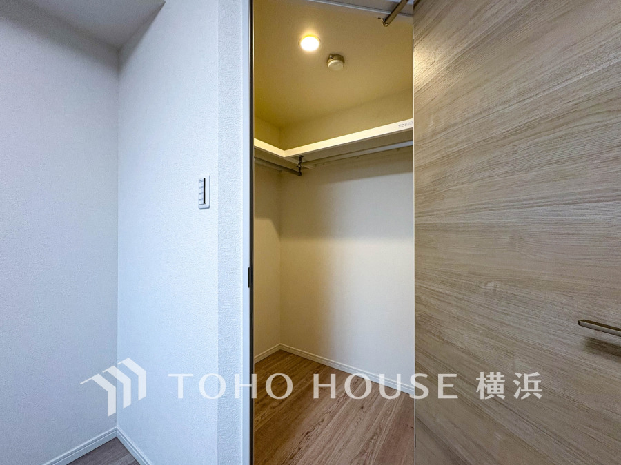 大切な衣類を機能的に収納できるウォークインクロゼット。ゴルフバッグやキャリーバッグなどもすっきりと片付けられます。高い収納率を実現する多彩な収納スペースを確保しました。