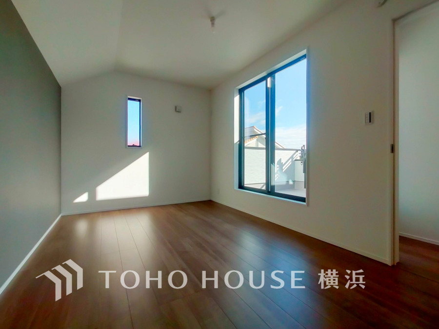 過ぎ行く時間をゆったりと感じることができる落ちついたプライベートルーム。リビングで楽しく過ごした後はゆっくり寛ぎの時間を満喫できます。静かな環境でリラックスタイムを愉しんで。